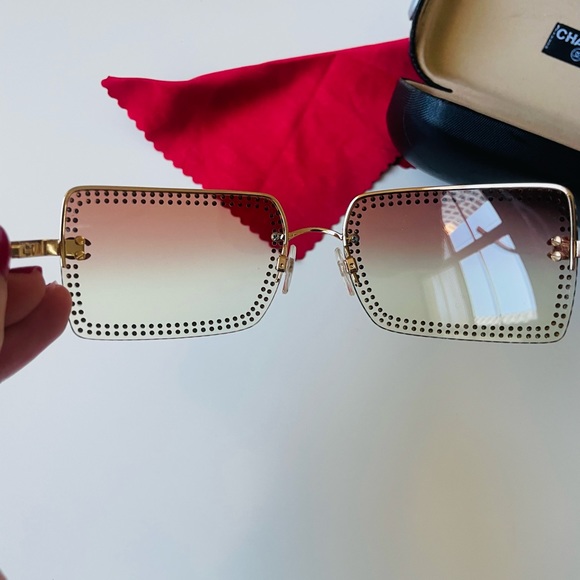 RARE ✨𝑪𝑯𝑨𝑵𝑬𝑳 VINTAGE SUNGLASSES ALL SWAROVSKI CRYSTALS - Picture 6 of 13